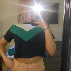 Jättefin kortare t-shirt med mönster på - Säljer en jättesöt kortare t-shirt som endast är testad 1 gång. Den kommer tyvärr ej till användning längre