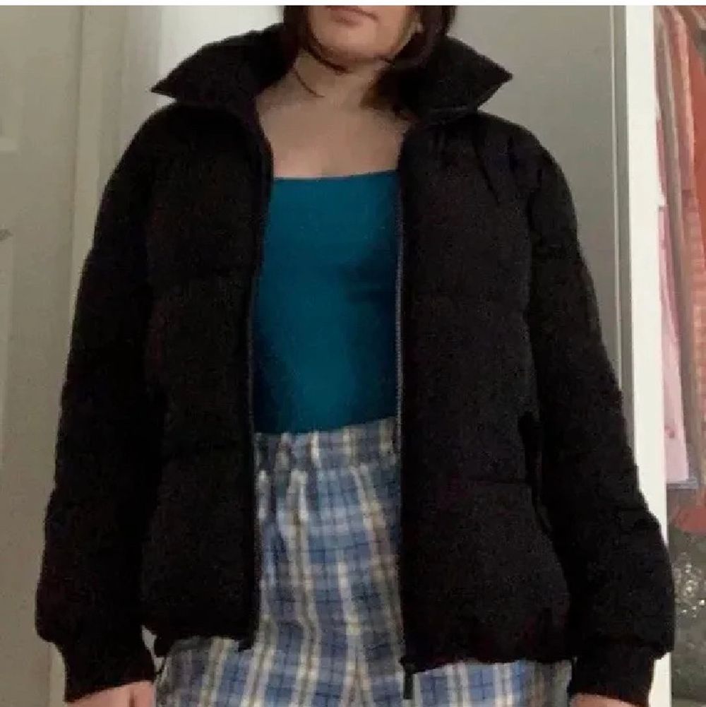Hej! Säljer denna trendiga varma puffer jackan. Har använt den nu i några månader endast. Storlek M men passar även S! Köpt från JC, Jeans Company för 799kr men jag säljer den för endast 130kr. Jag säljer den eftersom jag har köpt en nya och denna inte kommer till användning! 😊. Jackor.