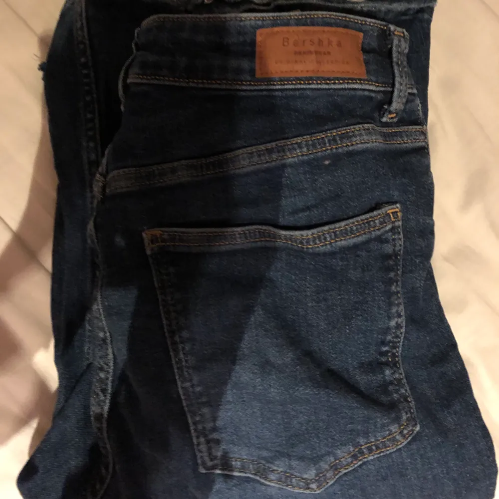 Mörkblåa bootcut jeans från bershka, jag är 174 och dem är inte överdrivet långa på mig, dem är stretchiga så dem passar 34-38. Jeans & Byxor.
