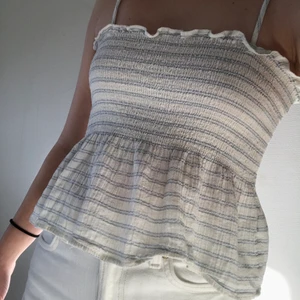 Linne  - Jättegulligt linne från H&M, använt fåtal gånger. Banden är justerbara så passformen går att reglera! Eftersom linnet visat sig vara ganska populärt, får ni buda! Budgivningen avslutas på fredag (19/2) kl 15:00 💕 (högsta bud just nu: 170kr plus frakt) 