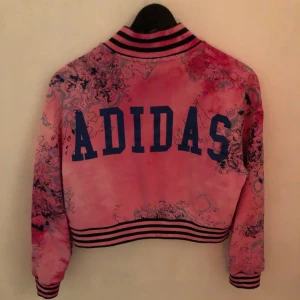 Adidas  - Medium 200 kr st 