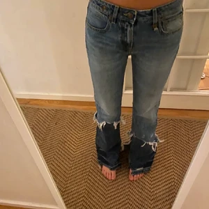 R13 - Så snygga lågmidjade jeans från R13 med slits där nere och bootcut. Väldigt svåra att få tag på och orginalpris är 2500, köpta här på Plick men säljer då dom tyvärr är för små för mig💕💕 (lånad bild från förra ägaren) 