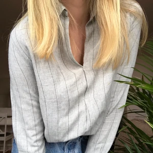 Skjorta från Mango - Stilren ljusgrå, tunn skjorta med svarta ränder, köpt på Mango. Använd ett fåtal gånger. Säljer pga att den blivit för liten.  Strl: XS   Pris: 80 kr + frakt