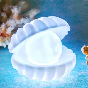 Snäcklampa - Liten batteridriven lampa i form av en snäcka! Lyser kallt vitt och funkar som nattlampa eller dekoration. Ca 10cm hög. Batterier ingår (3 st LR44) Frakt tillkommer och är spårbar för 51kr💙