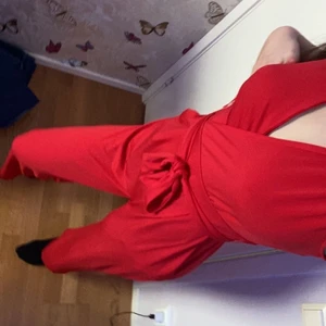 Mango byxdress - En röd byxdress från mango som jag är lite osäker på om jag vill sälja, men lägger ut för o se intressen så buda!! Denna passar även långa personer, jag är 175cm Har använt endast 2/3 gånger❣️ köpt för 500kr