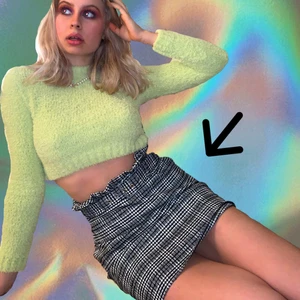 90s mimiskirt med matchande bälte - Uuurgullig 90s miniskirt med matchande bälte. Superbekväm och en timeless classic😉. Älskar detaljerna vid midjan! Matchar till typ allt då den är svartvit💕💕 Säljer då jag literally har 3 svartvit rutiga miniskirts lol