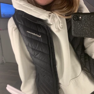 Peak Väst - Väst från peak i fint skick! Västen är i storlek S☺️ köpt för 1800