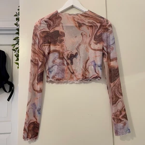 Helt ny topp i mesh - Helt ny och använd brunmönstrad meshtop från shein, var för liten för mig därför säljer jag! Passar nog bäst på xs. Frakt tillkommer🤎