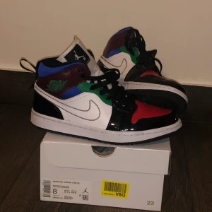 Jordan 1 MID - Intressekoll på mina mid multi colour Jordan 1! Endast använda två ggr utan fläckar eller crease på framtån. Storlek 39. Kommer med orginalbox!😊