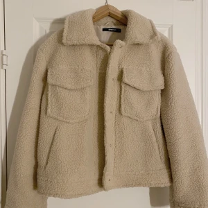 Teddy jacka beige 🤎 - Superfin Teddy jacka ifrån GinaTricot. Nästan inte använd alls, alltså mycket fint skick! Kort modell, storlek 36. Köpt för 350kr 🤍 frakt tillkommer 95kr
