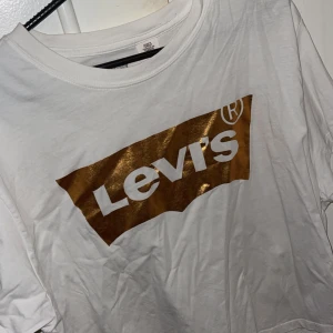 Levis t-shirt  - Storlek M • Använd 2 gånger 