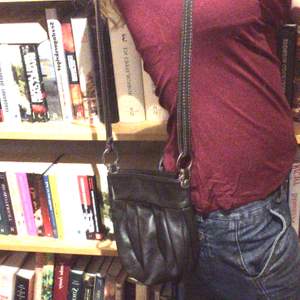 En jättefin ganska liten brun läderväska, i toppen skick! 🙏 