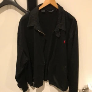 Ralph Lauren jacka  - Vintage Ralph lauren jacka med klippta armar. Storlek M men stor fit. 