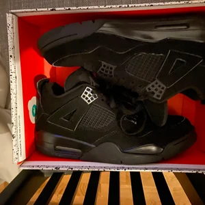 Jordan 4 black cats - Skorna har använts men är fortfarande i en bra condition. Om inte nöjd med priset så kan det snackas i dm!