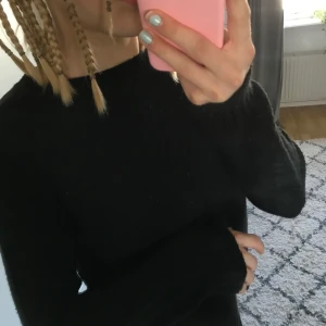 Stickad tröja - Säljer denna knappt använda tröjan från hm! Fint skick!