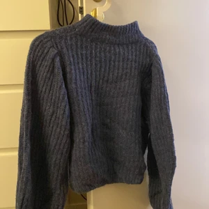 Stickad tröja - Halvpolo stickad tröja med ballongarmar från nakd . Jätteskön och har en fin blå färg! 