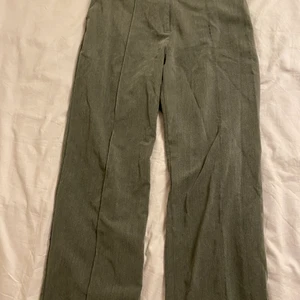 Grå kostymbyxor - Grå kostymbyxor med slits längst ned, de har en straight fit och liknar djerf avenue ”favorite pant” till tyget och färgen, i bra skick! I storlek 40 men liknar mer en 38!