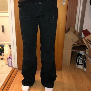 lågmidjade cargobyxor  - lådmidjade cargobyxor från Only. jätte fint skick. Storlek 36 och köparen står för frakt 💚