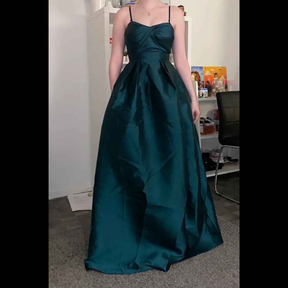 Säljer en precis nyinköpt balklänning i storlek XS från FashionNova då denna tyvärr var för liten för mig & jag har hittat en annan :( Den har: Inbyggd BH, Avtagbara axelband, En hög slits på vänster sida och Gömda fickor på sidorna!! Jättefin klänning i Emerald grön. 2/3 bilder är jag som har på mig klänningen för att ge en rättvis bild av hur den ser ut på. Färgen är i verkligheten identisk till lånade bilden från deras hemsida. Hör av er för ytterligare info :) pris kan diskuteras . Klänningar.