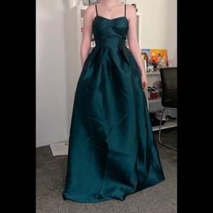 Säljer en precis nyinköpt balklänning i storlek XS från FashionNova då denna tyvärr var för liten för mig & jag har hittat en annan :( Den har: Inbyggd BH, Avtagbara axelband, En hög slits på vänster sida och Gömda fickor på sidorna!! Jättefin klänning i Emerald grön. 2/3 bilder är jag som har på mig klänningen för att ge en rättvis bild av hur den ser ut på. Färgen är i verkligheten identisk till lånade bilden från deras hemsida. Hör av er för ytterligare info :) pris kan diskuteras 