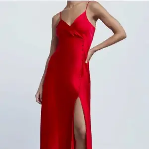 Helt ny och oanvänd röd Nattlinneinspererad satin klänning. Lite insydd vid ena sidan. Har även i färgen svart till försäljning i min profil (SÅLD)🖤❤