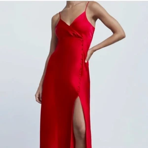 Satin klänning  - Helt ny och oanvänd röd Nattlinneinspererad satin klänning. Lite insydd vid ena sidan. Har även i färgen svart till försäljning i min profil (SÅLD)🖤❤