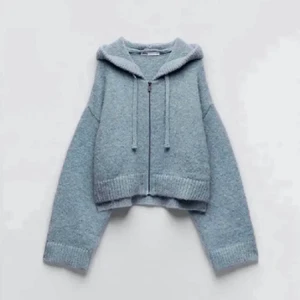 Stickad kofta zara - (Lånade bilder) 💞 Säljer koftan på bilden då jag inte tyckte den passade mig, endast testad. Den är inte så stor i storleken och passade mig som har xs/s i vanliga fall,  verkligen jättefin kofta💞💞