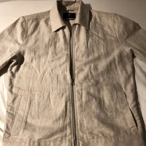 Super snygg overshirt - Hej. Säljer en super snygg jacka till våren. Den är väldigt bra skick och bara använd 2-4 gånger. Den är köpt på Cubus förra sommaren, då jag tänkte den skulle bli bra men den kom aldrig till användning. Det är en linne mix och det gör att den typ inte blir skrynklig och faktist är lite vind tålig.  Hör gärna av er för frågor och svara inom 30 min. Pris ej hugget i sten. Köparen står för frakten👍👔