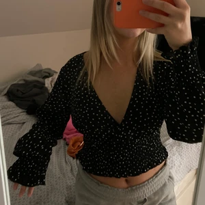 Topp - En svart topp med vita prickar. Jättesöt och bara använd ett fåtal gånger! Från missguided köpt för 300. Köp för 180 kr + frakt ❤️