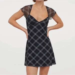 rutig meshklänning - har sålt den här klänningen tidigare på min profil men i storlek s, säljer nu samma fast i storlek m då den var för stor på mig🥲 men det är en kort rutig svart/vit meshklänning med insydda kupor och rosett där framme med en sweetheart neckline<3 knappt använd:)