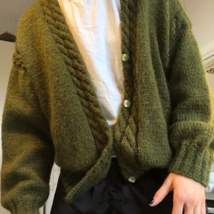 Mysig stickad tröja  - Säljer en skogsgrön stickad cardigan. Köpt second hand men i bra skick. Lite frakt tillkommer🌼