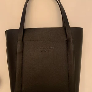 Svart Stockholm LM väska - Helt ny, använd endast 1 gång, super fint skick!