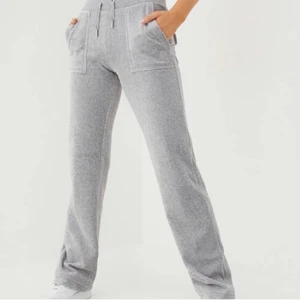 Juicy couture - Stl XS aldrig använda endast testade❤️Lappen sitter kvar, säljer då jag helt glömt bort de och tyvärr va försent att lämna tillbaka. Byxorna är slut på alla hemsidor🥰hör gärna bara av er om ni vet att ni kommer kunna köpa de, blir annars härligt rörigt. Tack