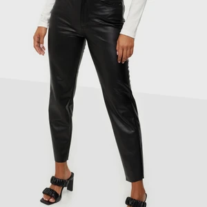 Skinnbyxor💫 - Svarta skinnbyxor Köpta för 449kr från Nelly i märket Vera Moda😍 mitt pris 200kr vid snabb och smidig affär kan jag gå ner i pris!! Storlek M men passar mig med s/xs