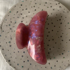 Hårklema! - Säljer denna rosa hårklema pga anfvänder den inte. Den kommer från Gina trikot 