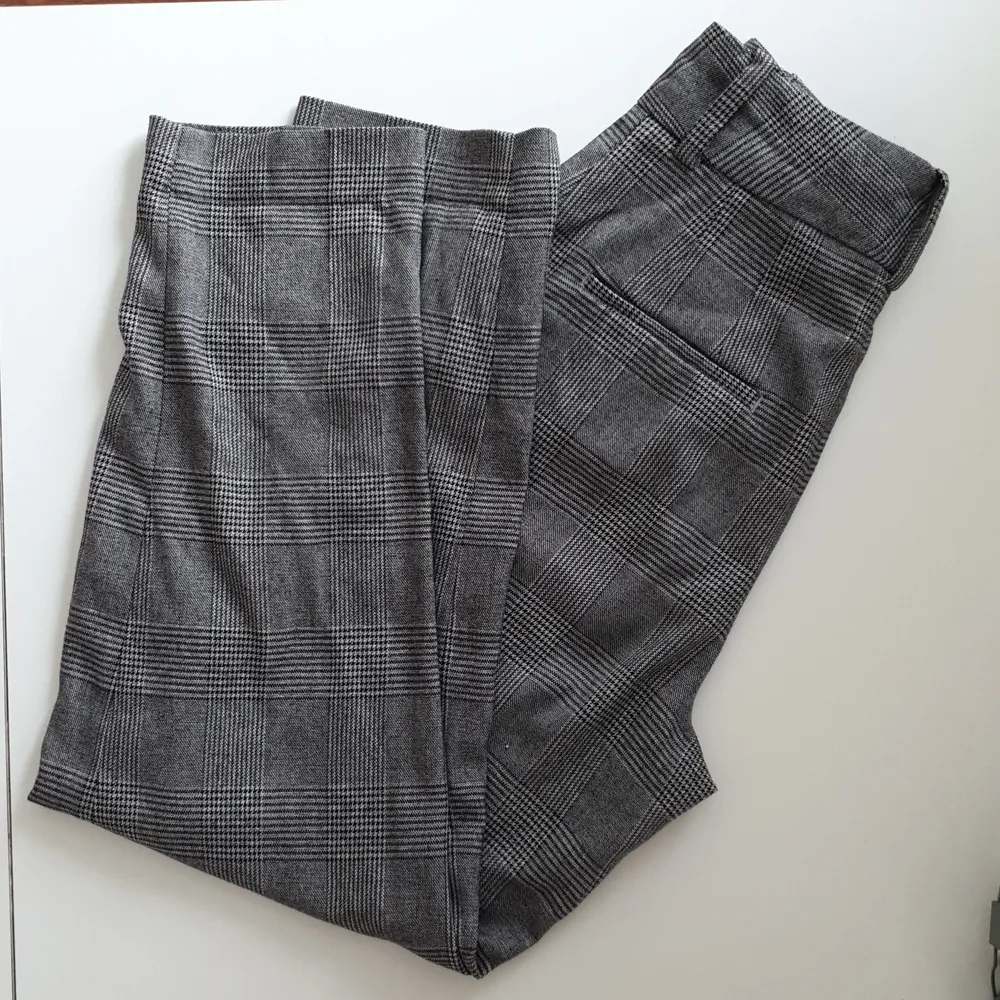 Rutiga byxor från Zara i storlek XS. Höga i midjan och en lös passform.. Jeans & Byxor.