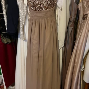 Jätte fin klänning med paljetter - Klänning köpt från Nelly! Prislapp kvar! Mycket finnare än på bild.  Ljusbrun i färgen. 