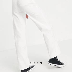 Vit byxa med vida ben - Helt oanvända säljer pga för liten storlek annars är det ett par jätte fina somriga byxor