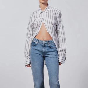 Mid Waist straight jeans Zara - Ett par mid waist jeans från zara i storlek 36, har använts ca 2 gånger. Jätte fina och långa! 