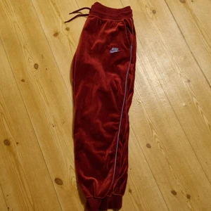 Nike sweat pants - jättesköna Nike mjukisbyxor i plysh tyg, mörk röda med ljusblå detaljer. perfekt skick, använda 1 gång.