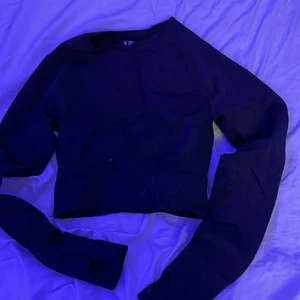 Tränings tröja - Säljer den för den ej va så som jag vela den skulle sitta så den används ej. Den ser väldigt liten ut men går på. Från SHEIN. Nypris 249. (Jag köpte ett sett men byxorna är trasiga) hör av er om ni är intresserade 💘