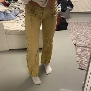 brooker low rised jeans - Gamla low flared jeans men i bra skik, inga hål men ett snör är borta kan skicka bild på de privat.❤️