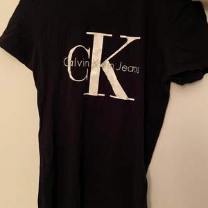 120kr inklusive frakt💓 Calvin Klein T-Shirt dam i storlek M