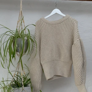Stickad tröja - Jätte fin vit-beige stickad tröja i strl XL från Zara men passar mig perfekt som har storlek s/m. På en person med strl XL sitter den croppad i midjan🤍Oanvänd. Nypris 799kr