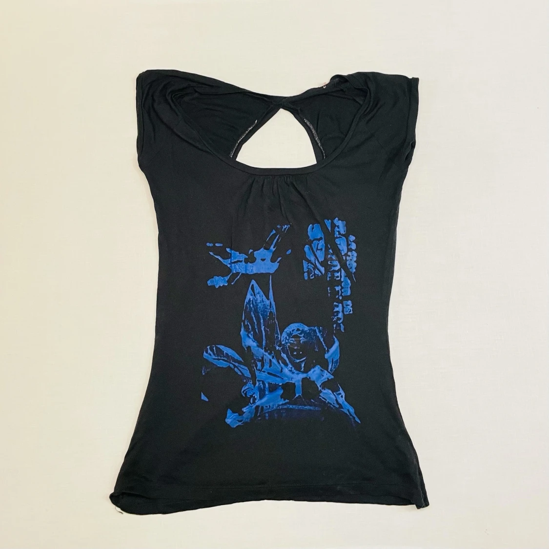 Svart tröja som är öppen i ryggen - 90