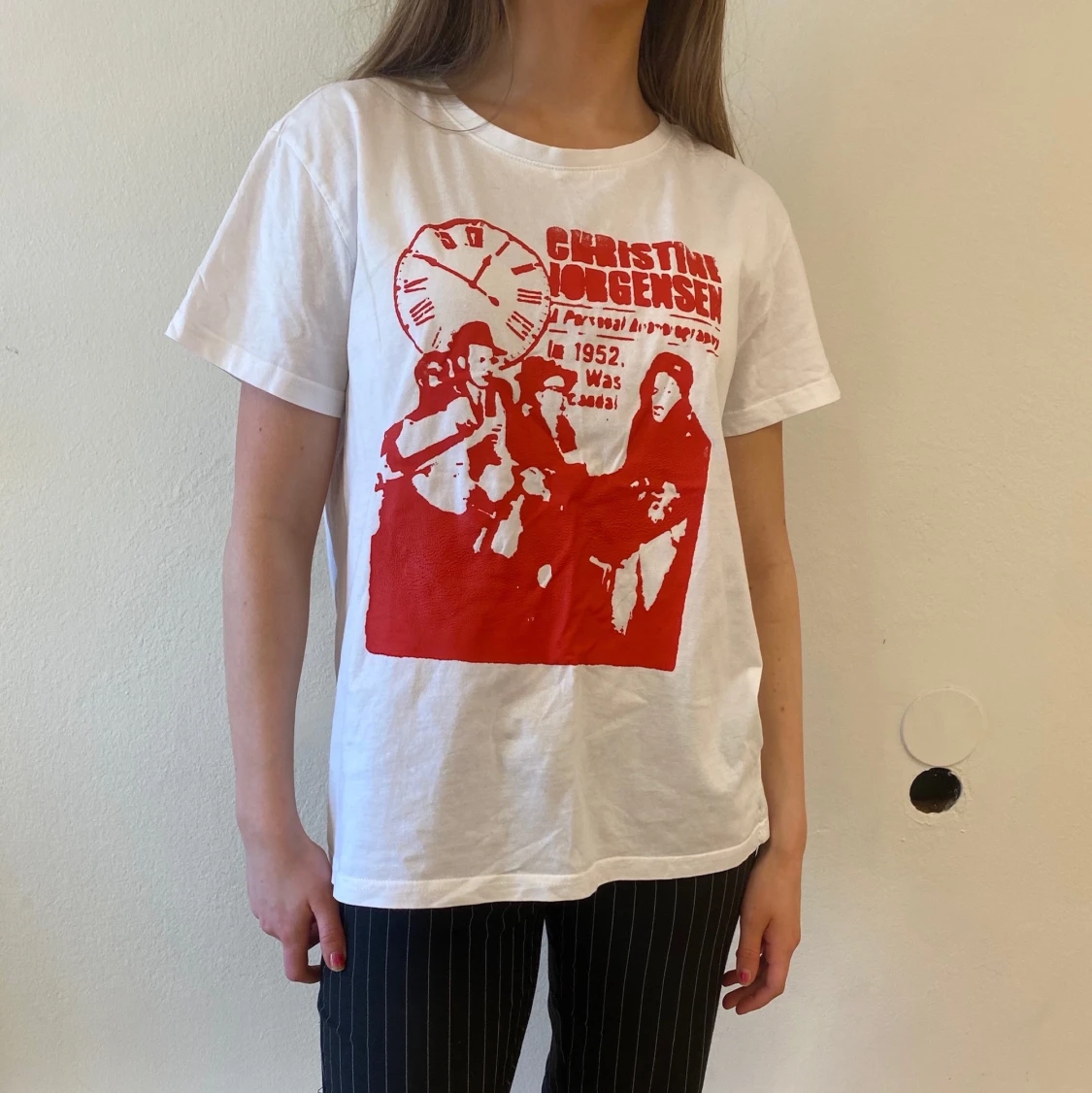 Vit t-shirt med rött tryck 