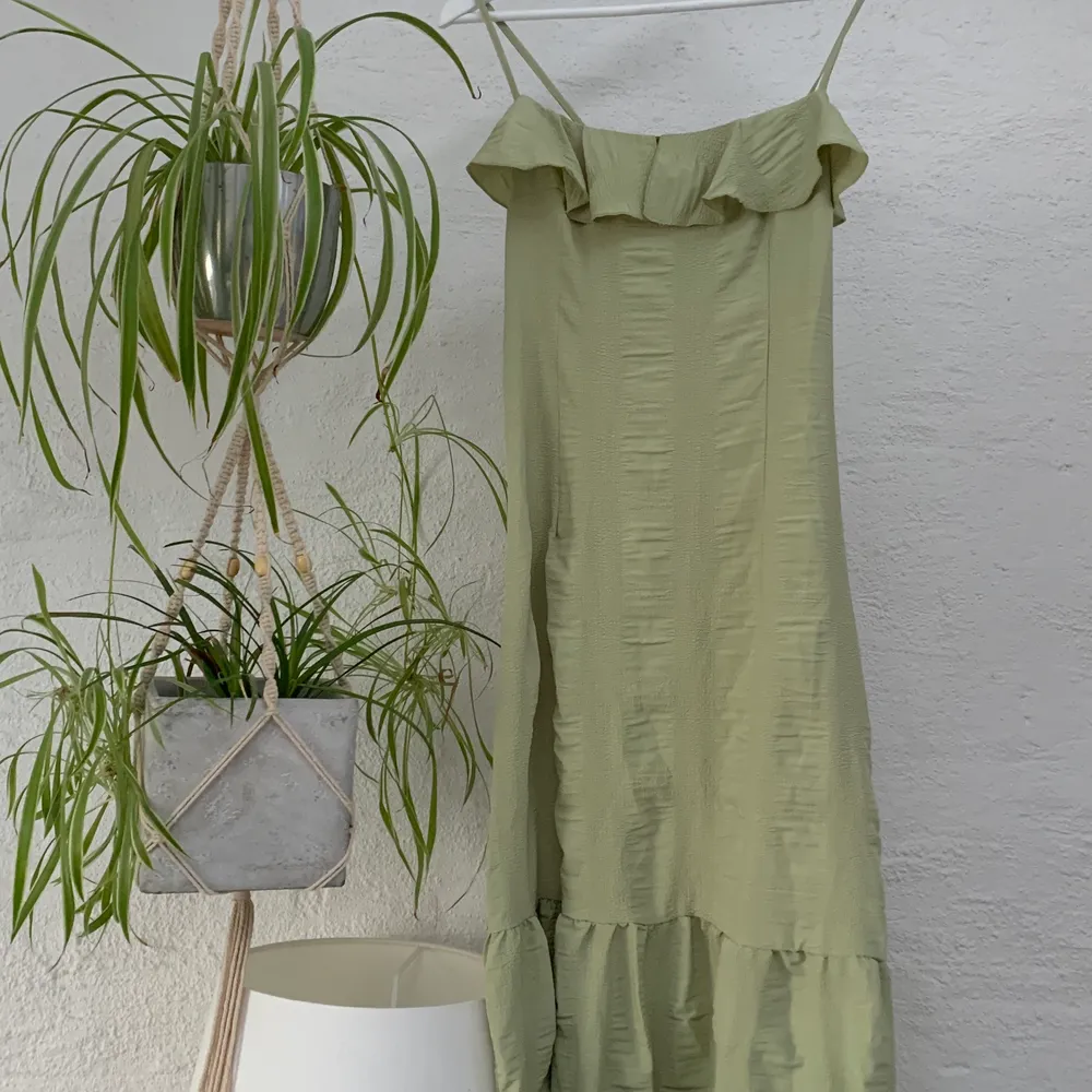 Grön maxi långklänning med volanger i strl s från Shein. Super fin trots ett billigare märke men måste sälja vidare då den var för lång (jag är 160 är man 165+ passar den perfekt). Oanvänd💚. Klänningar.