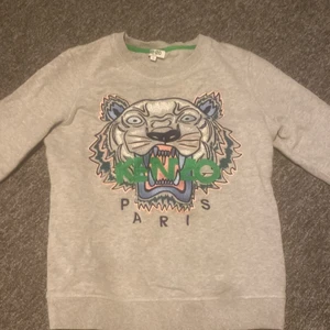 Grå KENZO sweatshirt - Säljer min gråa KENZO sweatshirt då den inte är min stil längre, storlek S. Pris kan diskuteras.