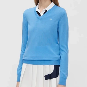 Stickad tröja  - Jätte fin mörkblå stickad tröja från j Lindeberg. Färgen ser ni på bild 2&3. Ett litet litet hål i mitten av tröjan dock annars jätte fint skick! Står storlek XL men är en S