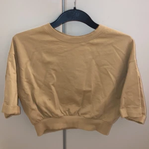 Beige magtröja - Super fin beige magtröja, super fint och skönt material, har en liten choklad fläck men syns typ inte💗